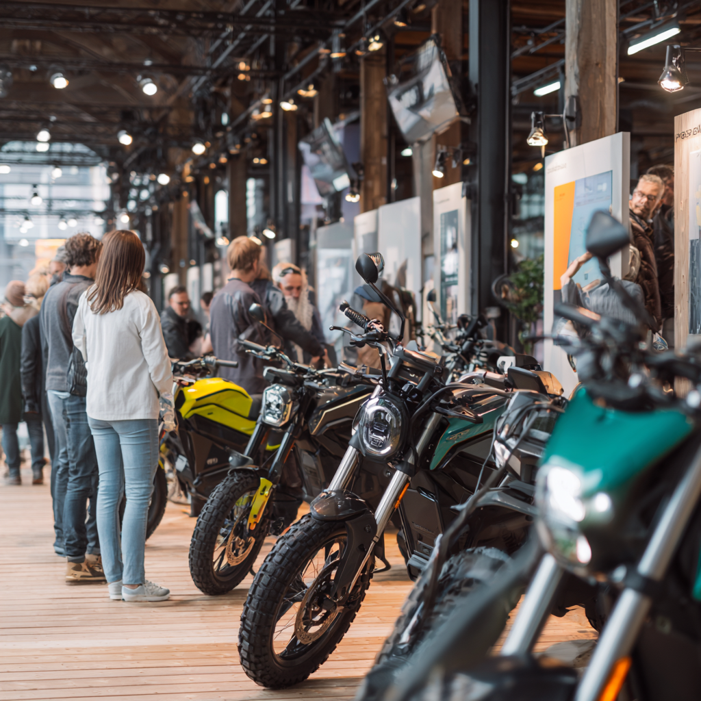 fabianct__Grande_tendance_du_marche_moto_2026_scene_urbaine_ave_4779ac06-2d94-4abe-b1cb-454f8113823d